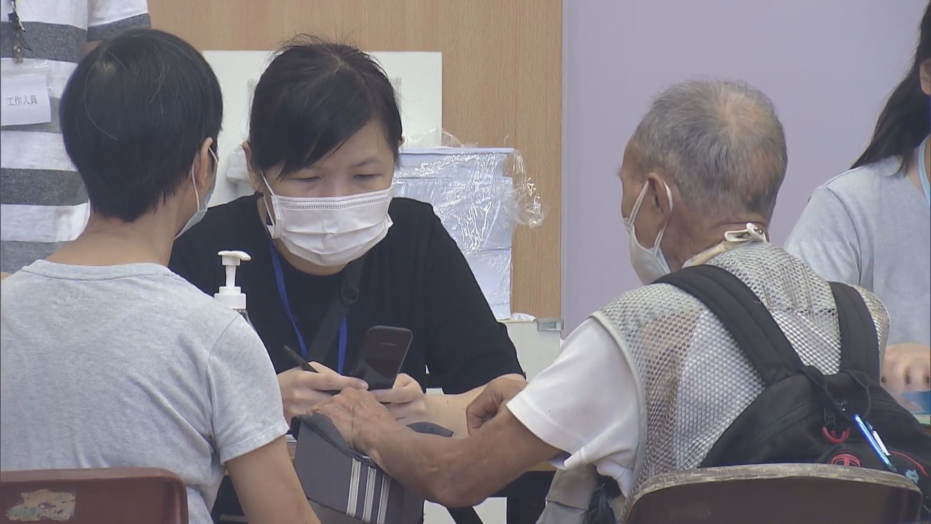 政府增設3中心助重新登記消費券　市民認為安排有改善