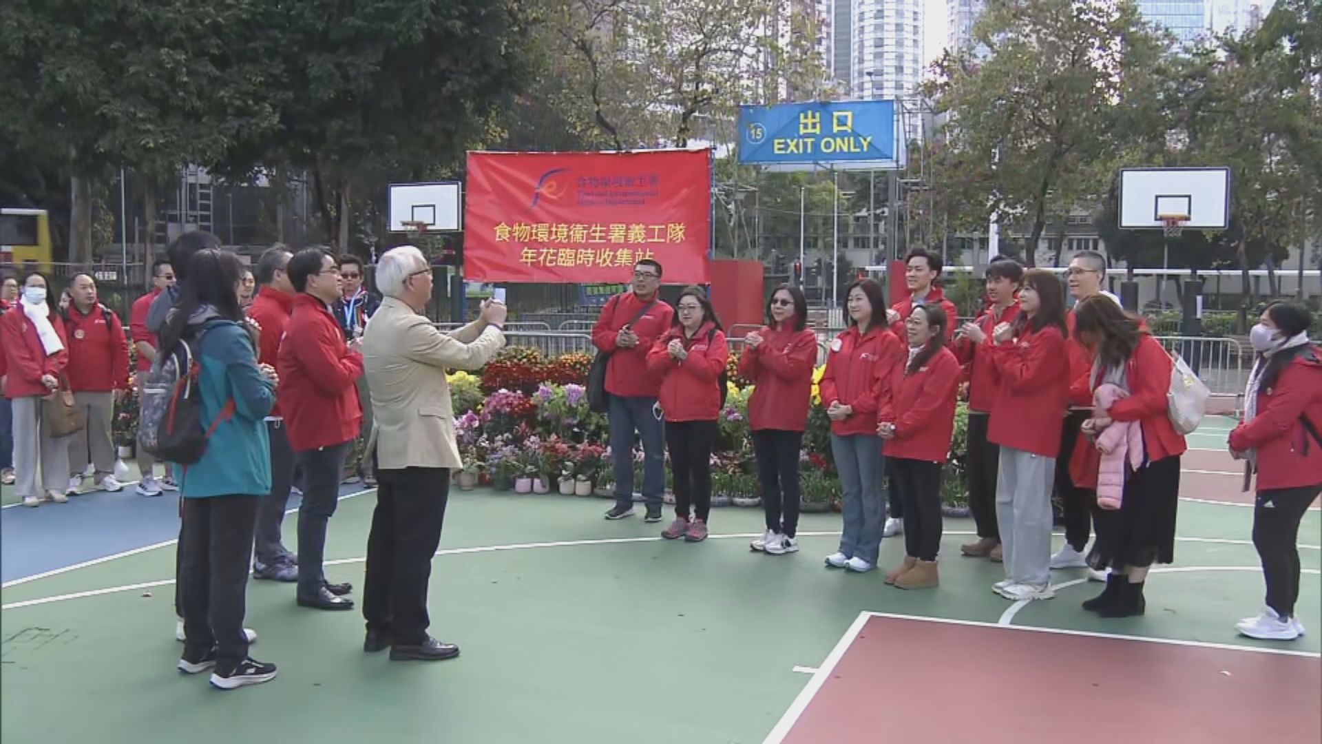 維園年宵結束　謝展寰到場向清潔工及義工拜年