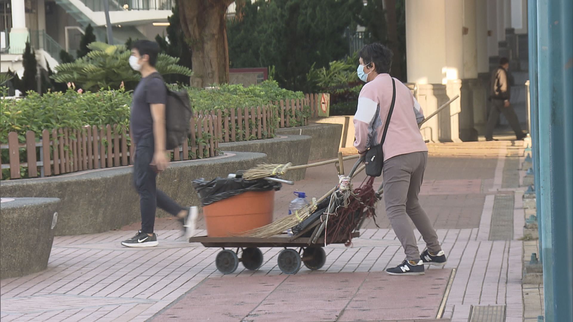 最低工資凍薪　清潔工指經濟環境惡劣有工作已滿足