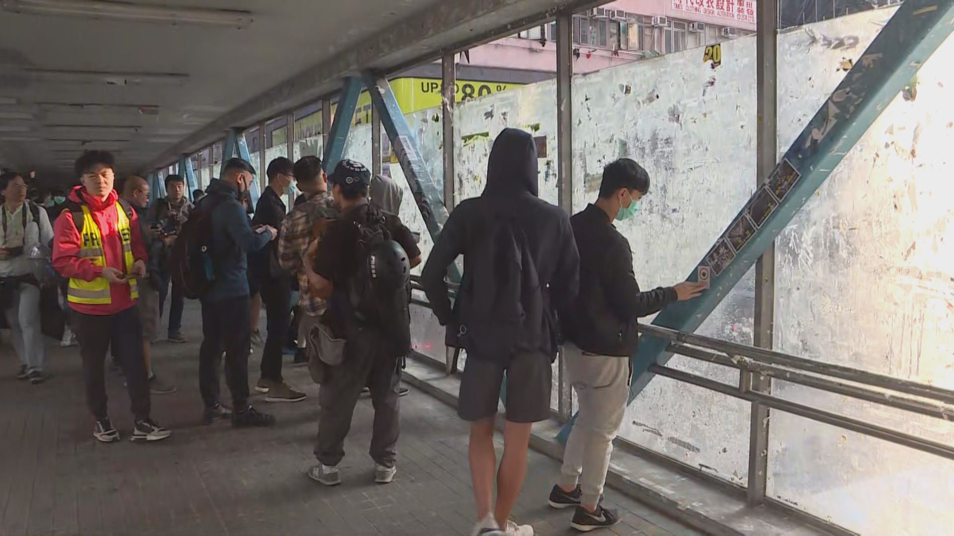 網民自發於全港「連儂牆」張貼文宣