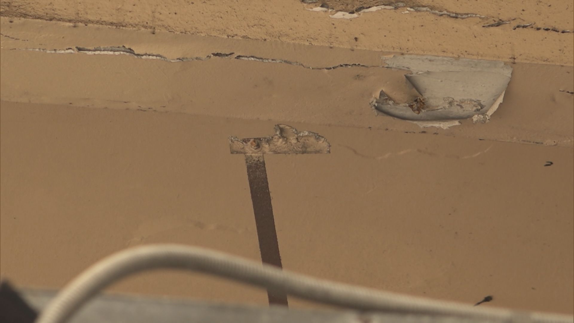 旺角國際大樓「騎樓底」出現多條裂痕