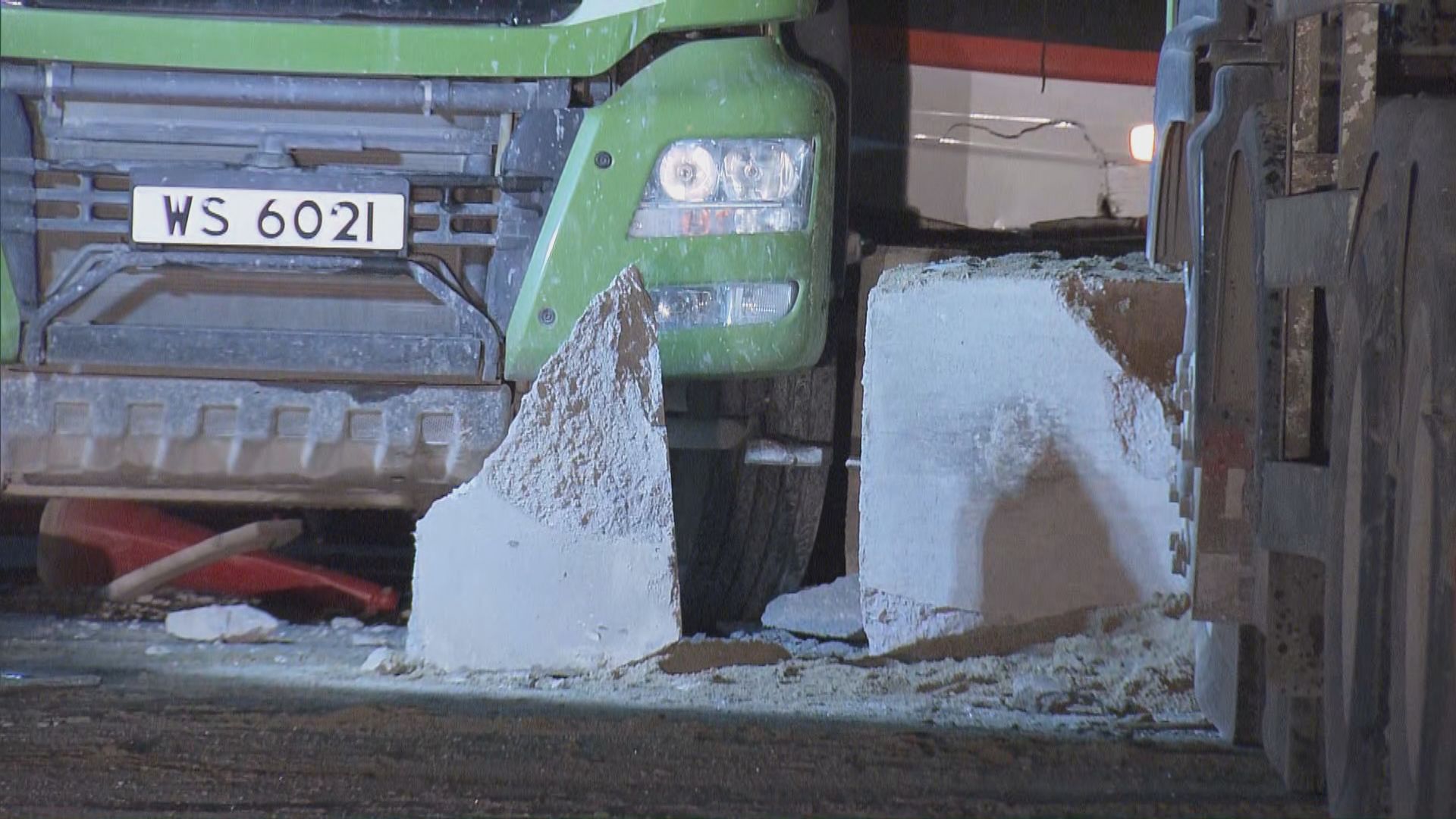 油塘混凝土倉庫沙泥崩塌　壓毀三車