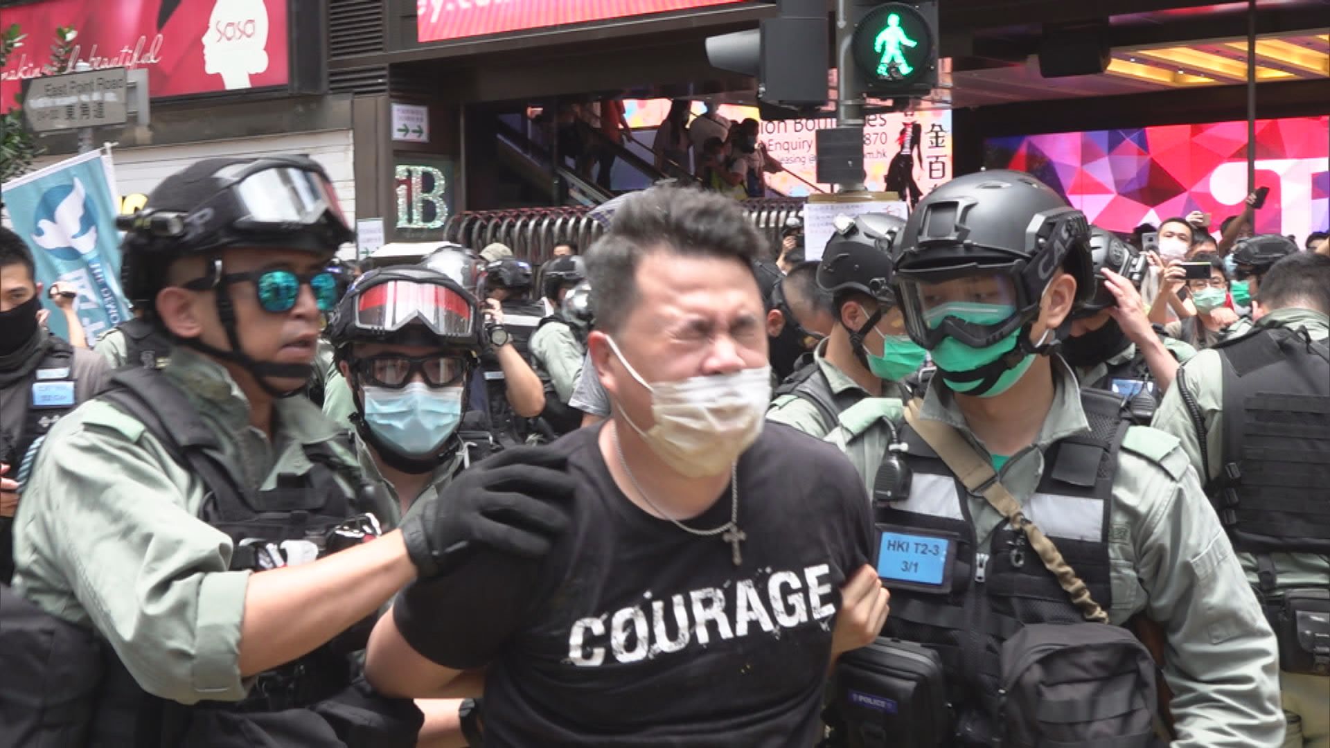 警方以涉嫌阻差辦公拘捕立法會議員尹兆堅