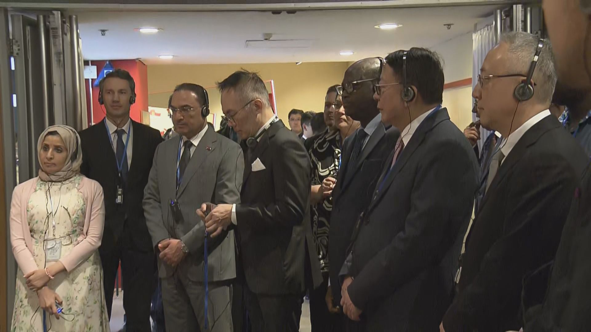 駐港公署組織外國領事與商界參觀抗戰勝利八十周年展覽