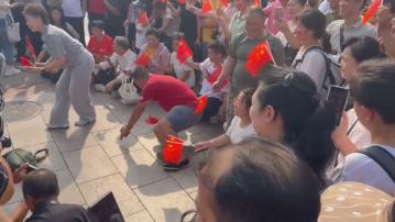 民眾外圍觀看抗戰勝利80周年閱兵　記錄歷史一刻