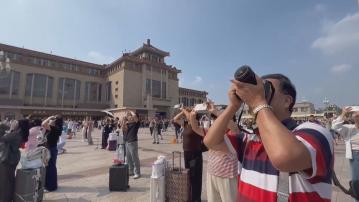 抗戰勝利80周年閱兵｜民眾外圍看抗戰勝利80周年閱兵　北京火車站清楚見戰機飛過