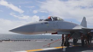 山東艦首開放參觀飛行甲板　國產艦載機殲-15T備受關注