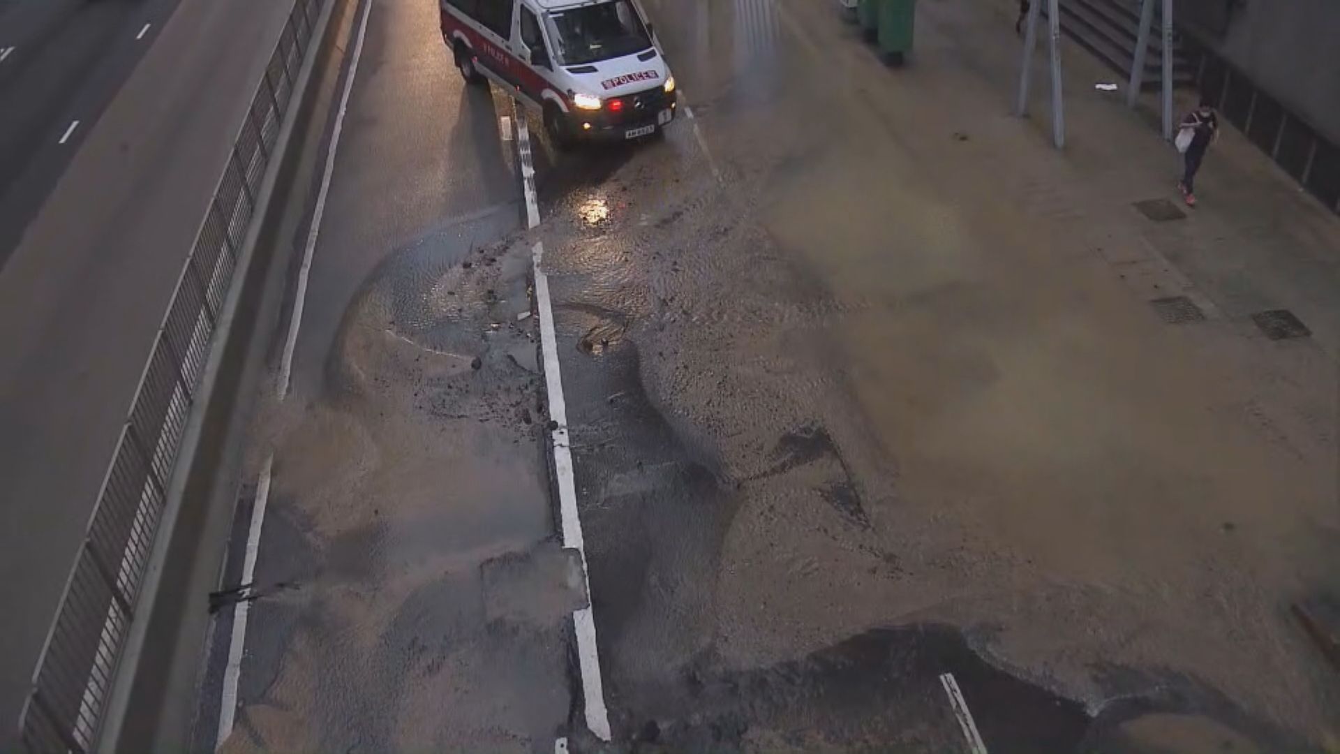 黃竹坑道爆水管 往香港仔隧道方向全封