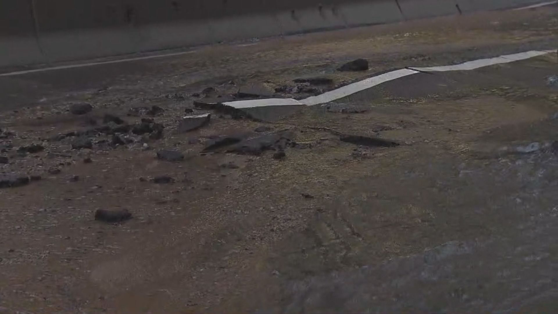 黃竹坑道爆水管 往香港仔隧道方向全封