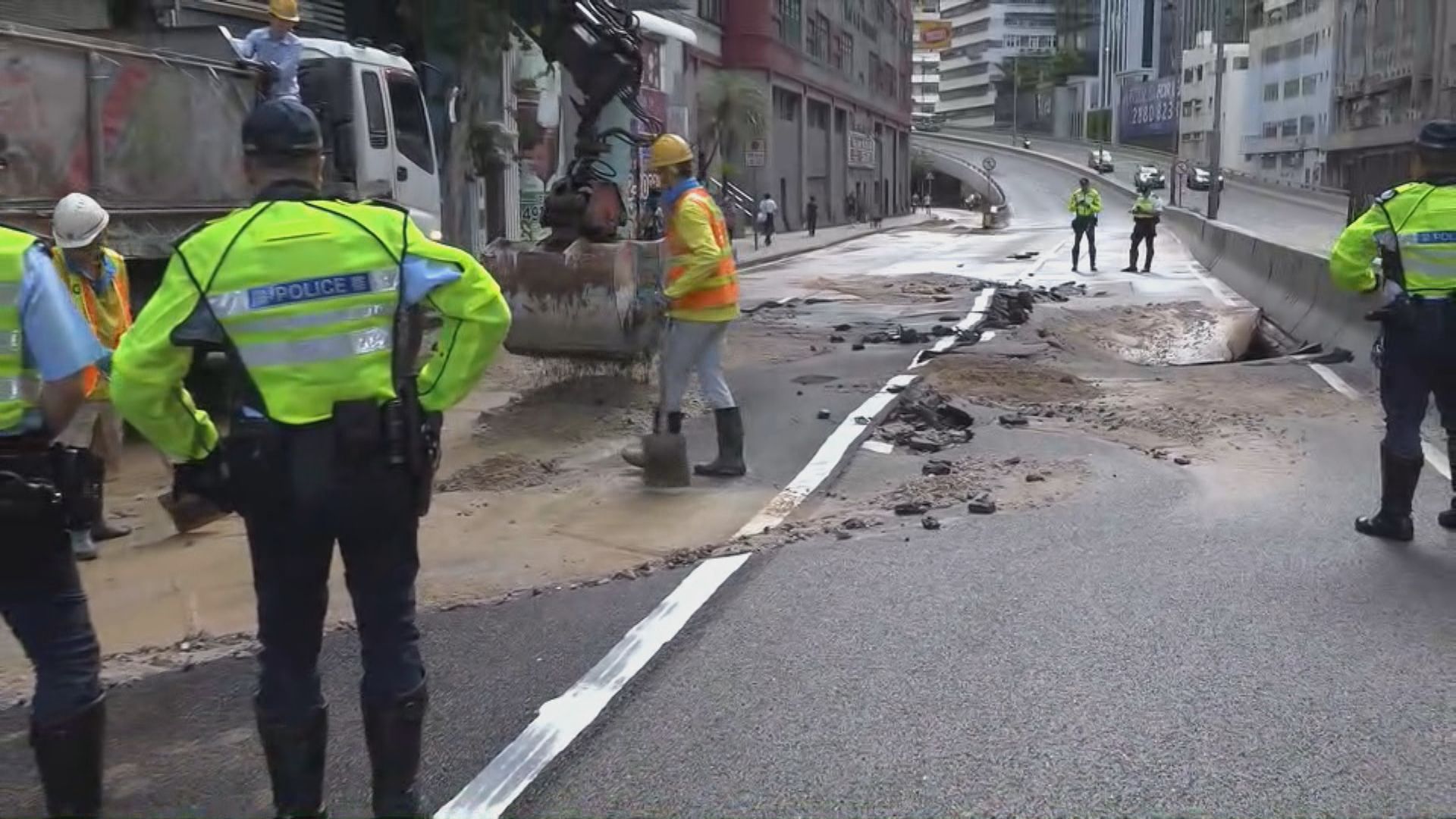 黃竹坑道爆水管往香港仔隧道方向全封