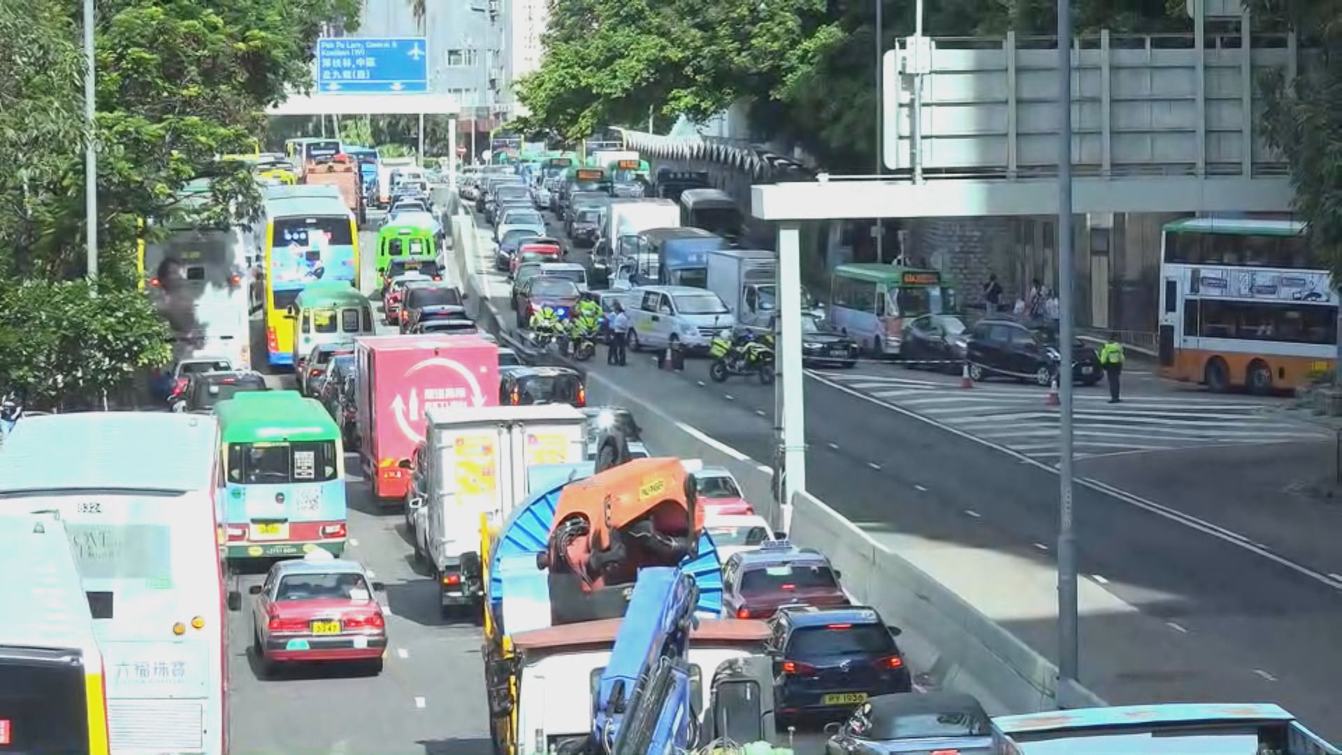 黃竹坑道爆水管往香港仔隧道方向全封 多條巴士路線改道