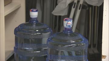 政府即日暫停「鑫鼎鑫」樽裝水合約　內地製造商稱從無供貨疑侵權