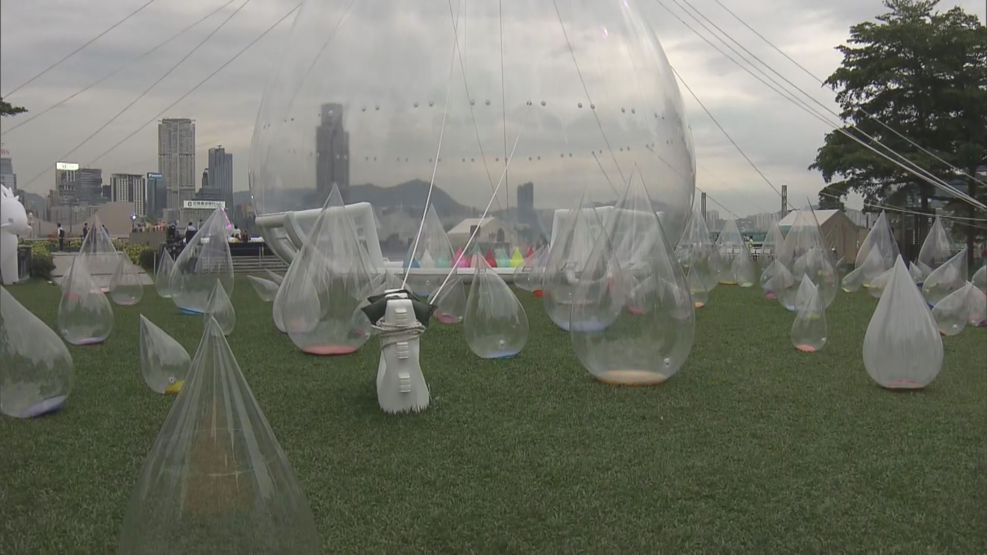 東江水供港60周年　添馬公園中環海濱展出水滴藝術裝置
