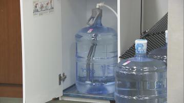 多個紀律部隊同使用鑫鼎鑫樽裝水　立法會已隨政府改用屈臣氏樽裝水