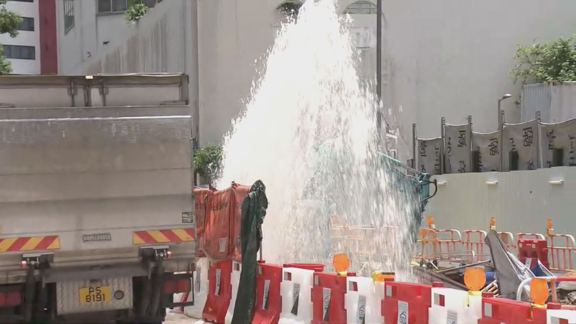 葵涌地底水管爆裂　噴出水柱