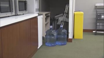 立法會記者室及茶水間照用「鑫樂」樽裝水　議員稱政府「不好因平」揀供應商