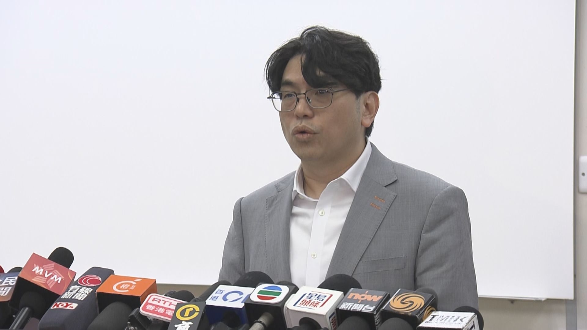 皇后山邨食水現黑點　水務署指是殘留瀝青夾雜樹脂