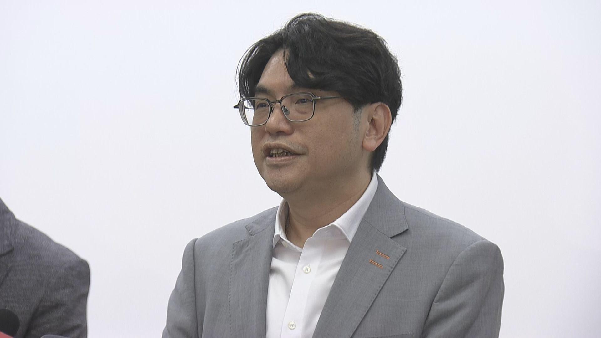 皇后山邨食水現黑點｜水務署指是殘留瀝青夾雜樹脂　強調食水安全