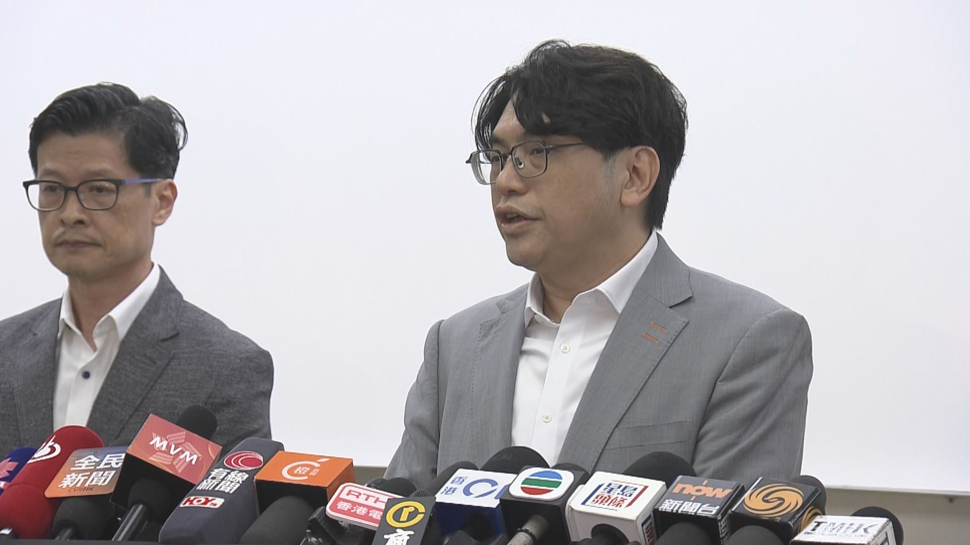 皇后山邨食水現黑點｜水務署稱是殘留瀝青及樹脂　署長黃恩諾未回應會否到邨內喝水