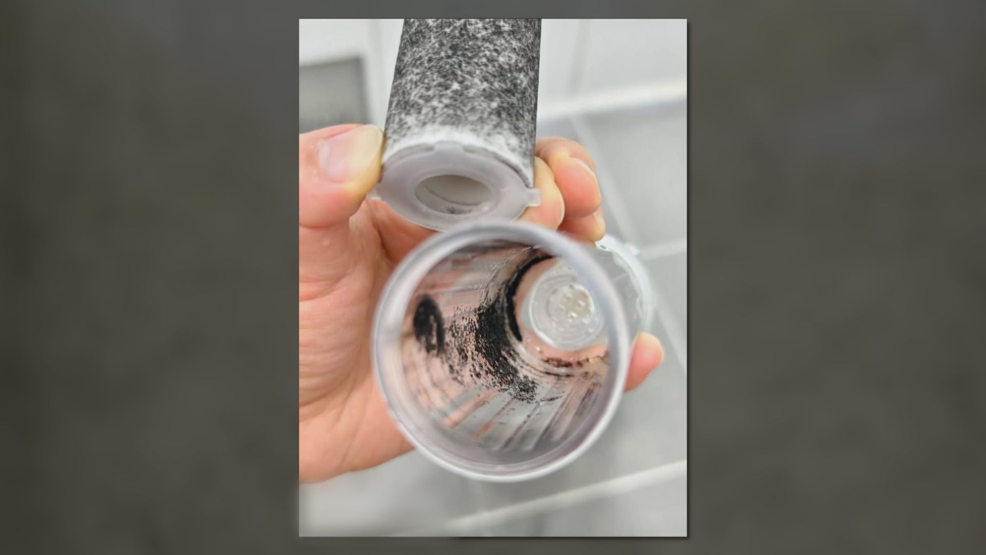 皇后山邨食水現黑點｜水務署指供水系統上游設一段塗瀝青水管　料是2022年底殘留物料