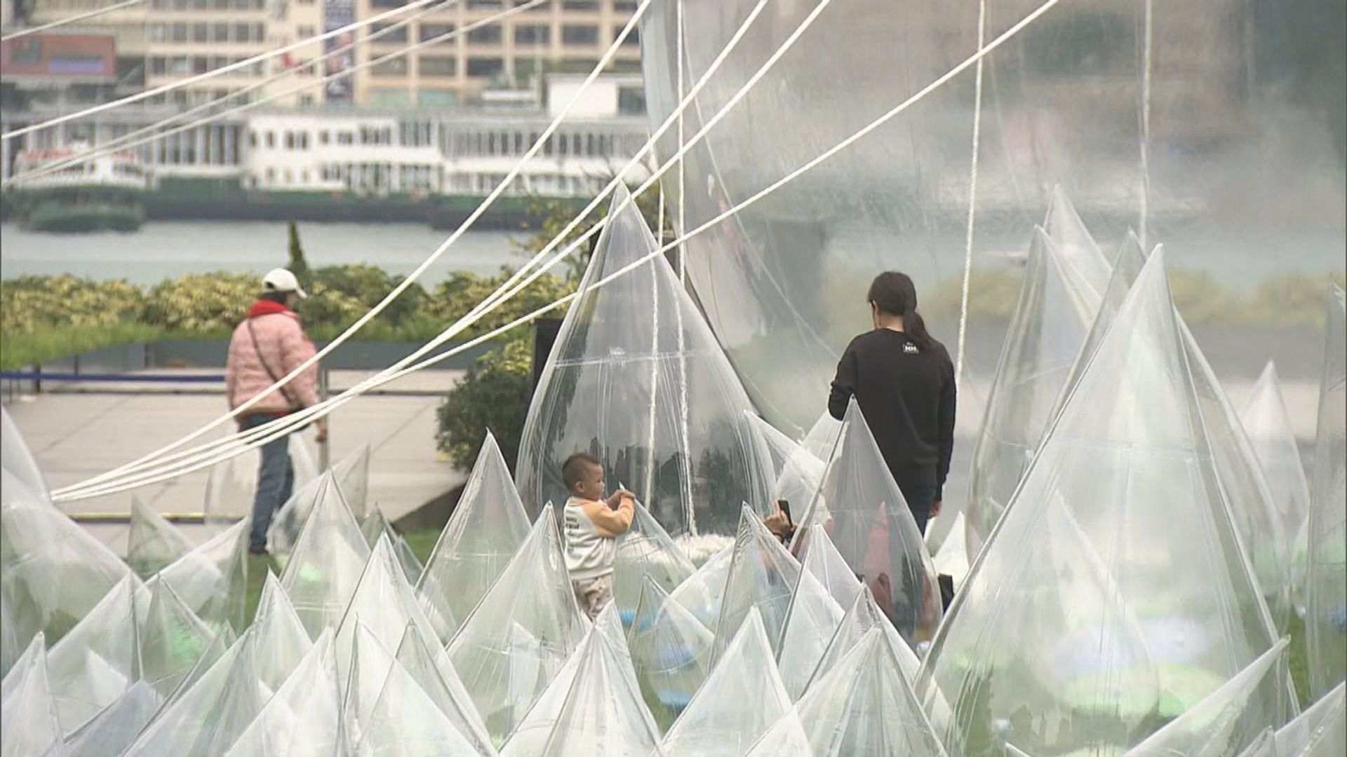 添馬公園及中環海濱長廊展出逾百個水滴裝置