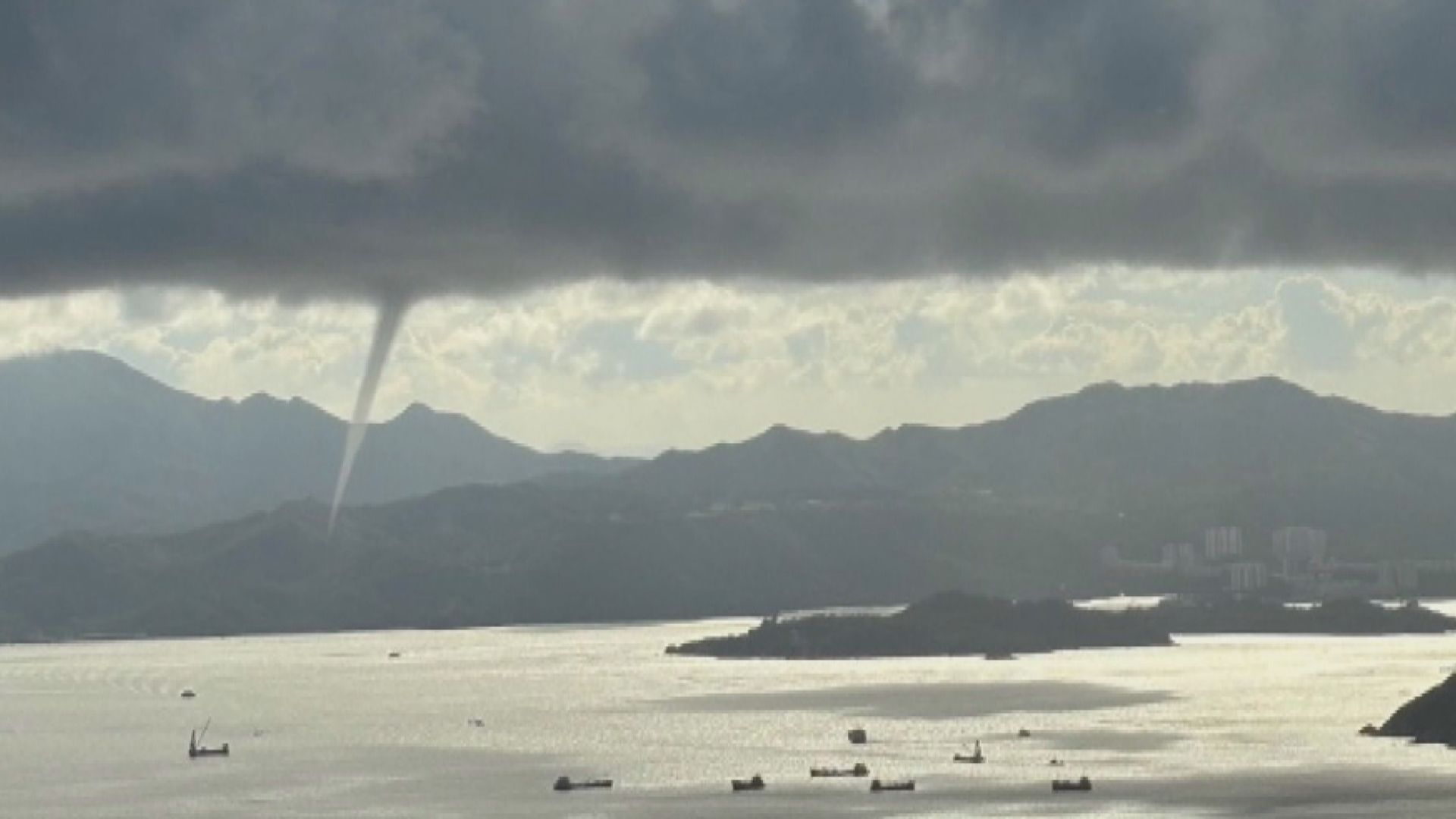 天文台下午近5時接獲港島以西海域有水龍捲報告