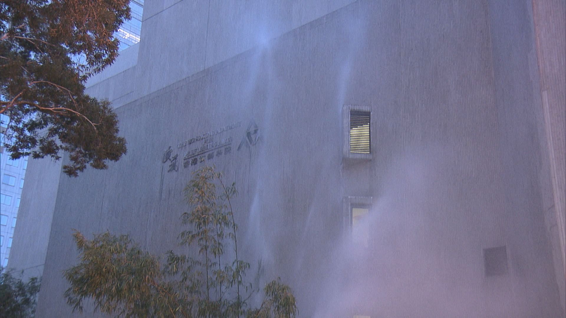 演藝學院爆水管　射出十米水柱