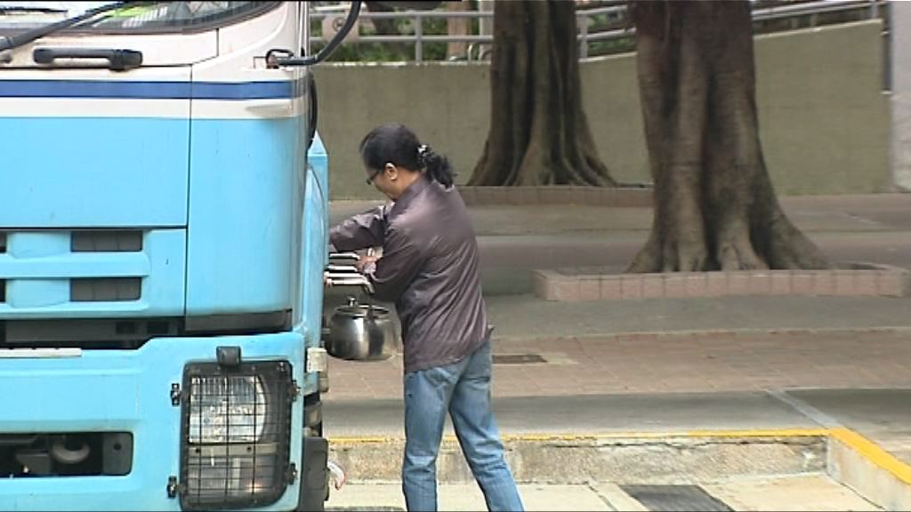 葵青區受影響屋邨陸續洗水缸