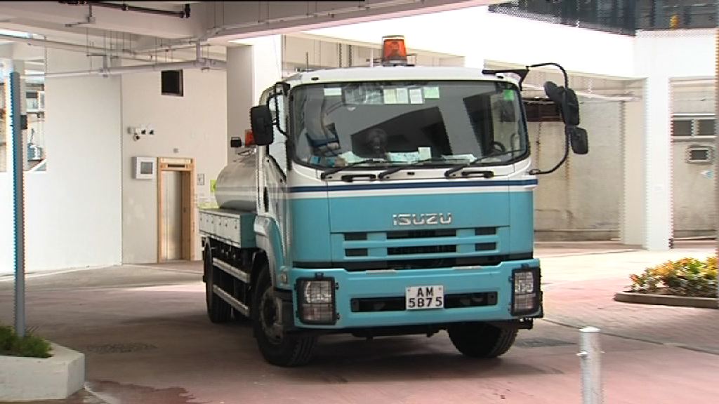 水務署水車到葵翠邨　一度被拒進入