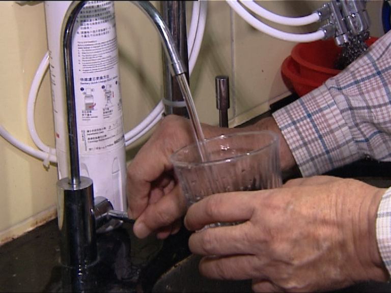 啟晴邨居民盼承建商盡快全面換喉