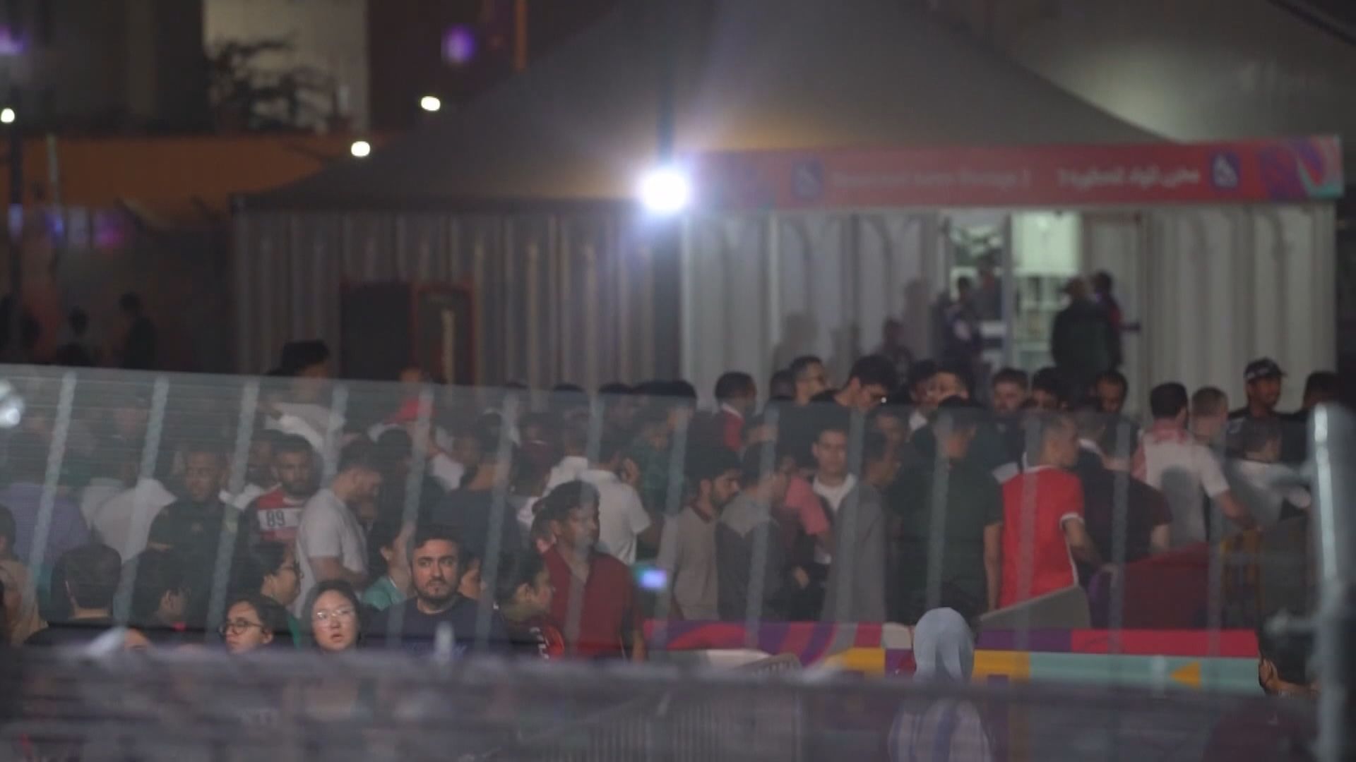 大批民眾試圖進入多哈球迷區引發混亂