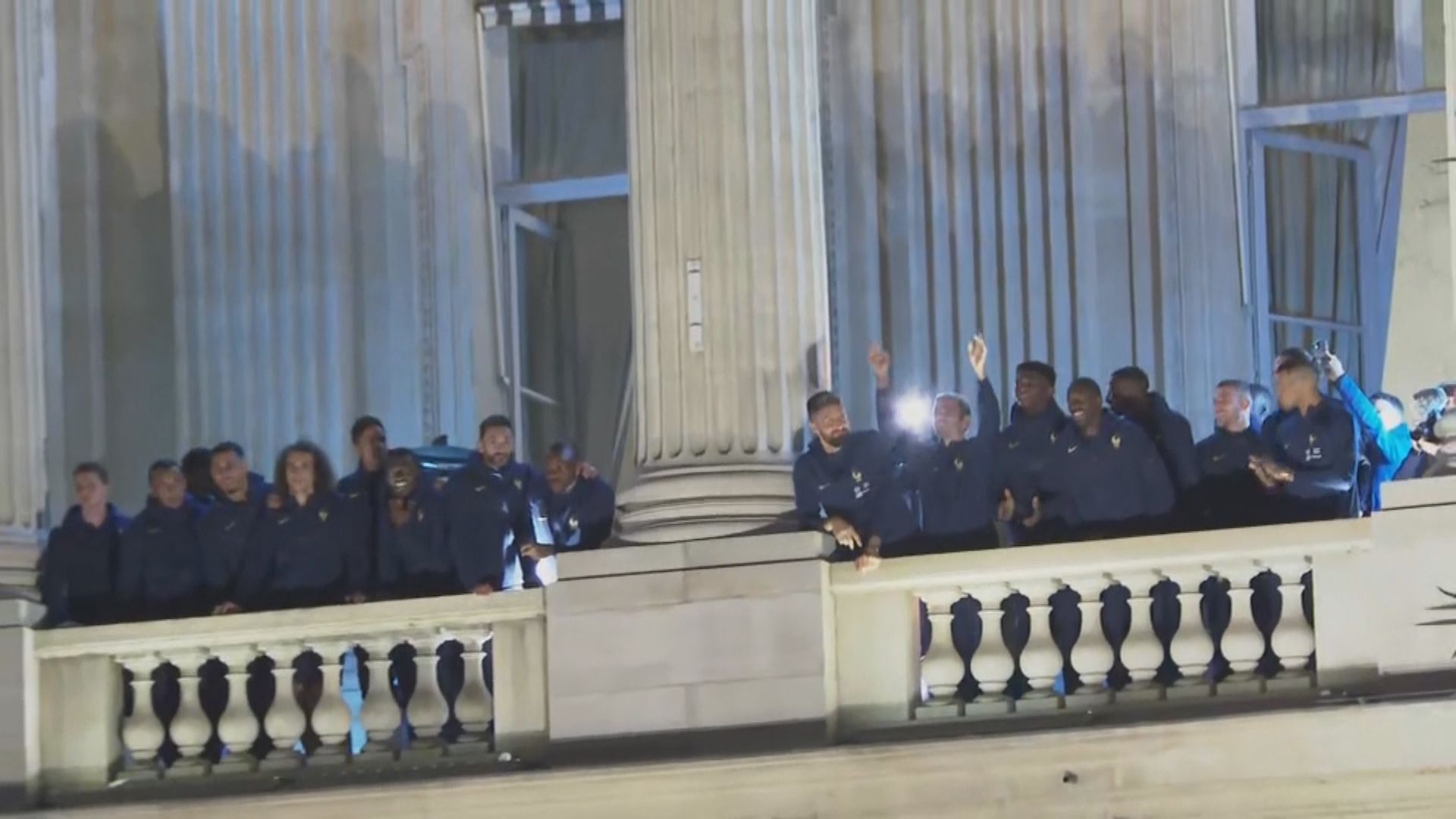 世界盃　法國隊成員返抵巴黎　獲民眾熱烈歡迎