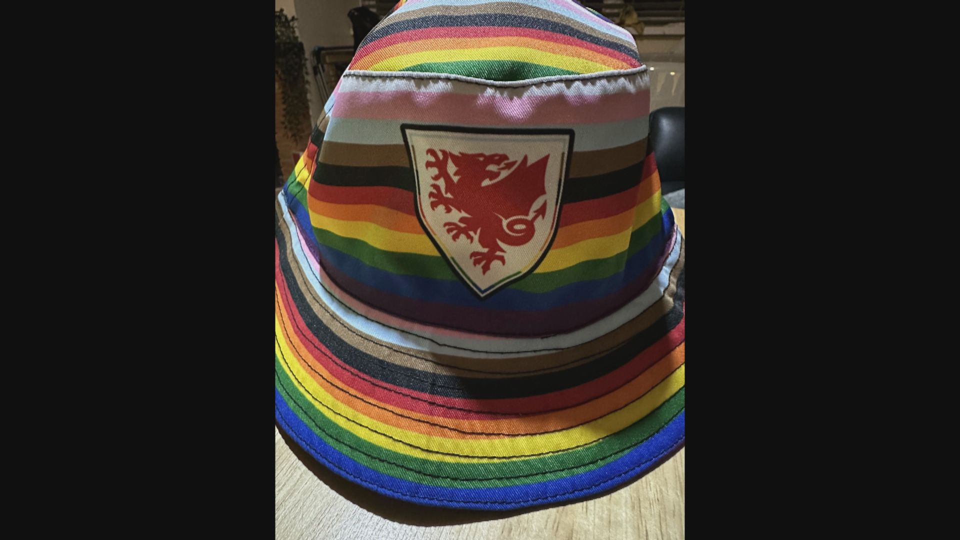 卡塔爾世界盃　有球迷和記者因穿戴彩虹服飾一度被拒入場