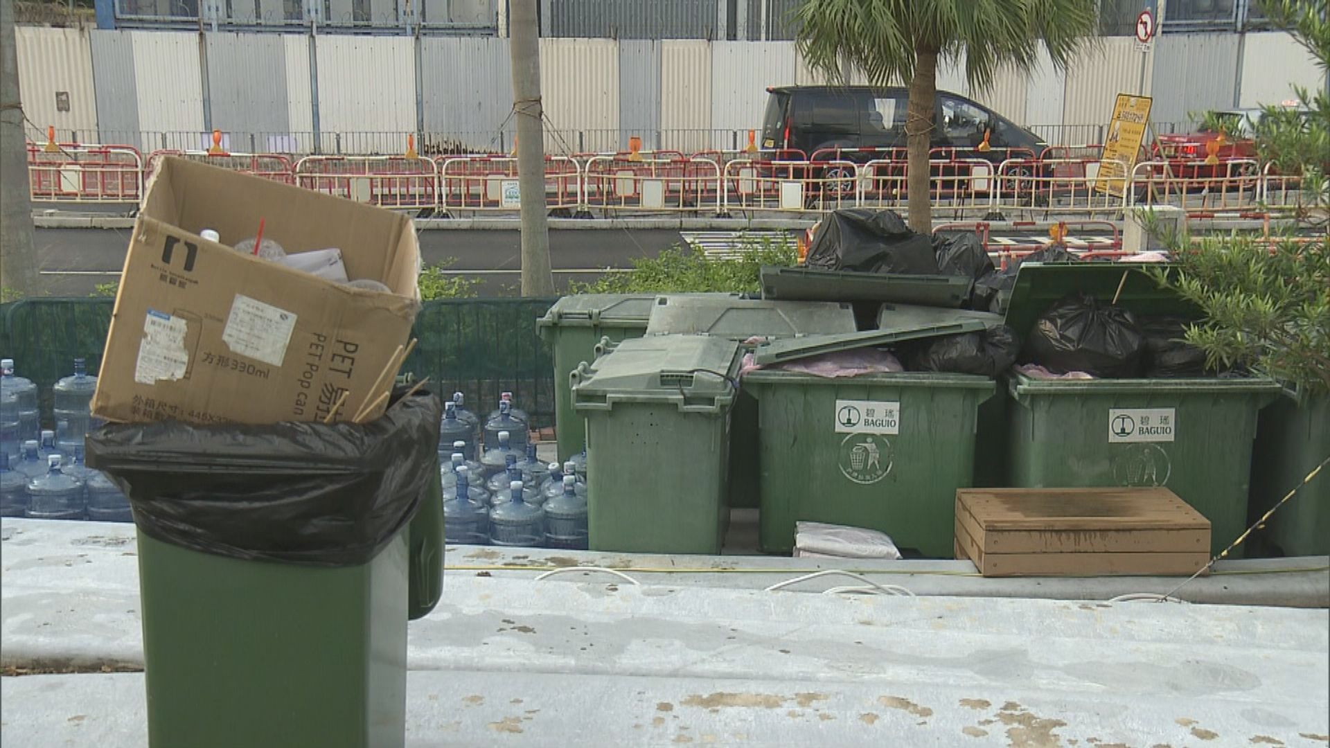 灣仔海濱藝遊坊早上剩下不少垃圾未清理