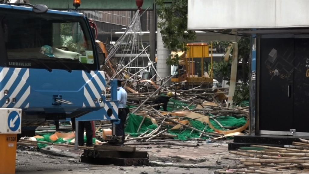 灣仔巨型棚架倒塌　交通一度受阻