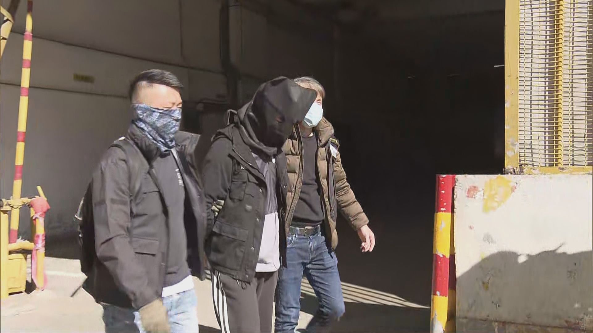 警方荃灣工廈搜獲危險品及武器　拘一人