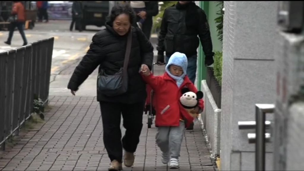 寒冷天氣下有市民到大帽山盼觀看結霜