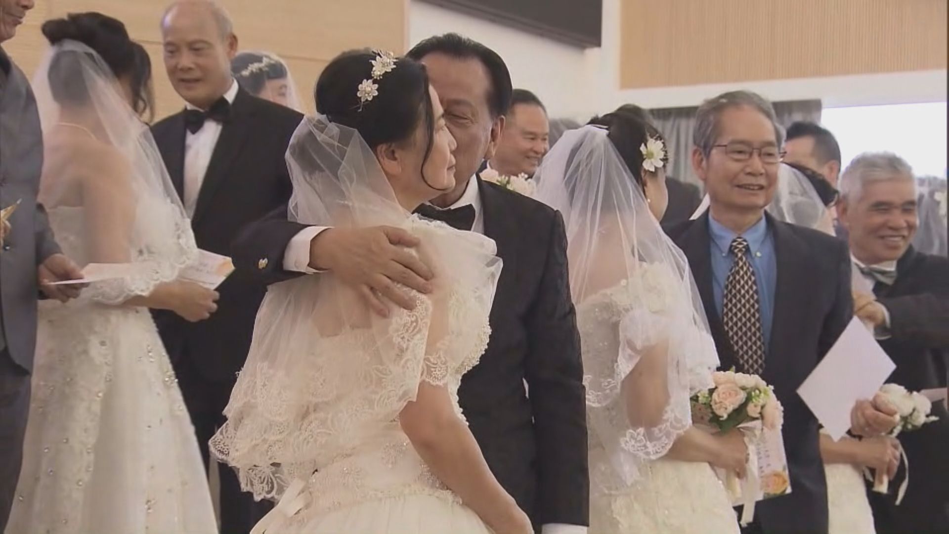 60對老夫老妻穿婚紗禮服行禮　重拾回憶