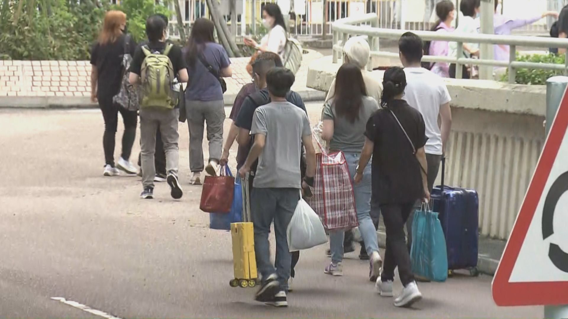 宏福苑火災｜宏新閣居民上樓執拾物品第二日