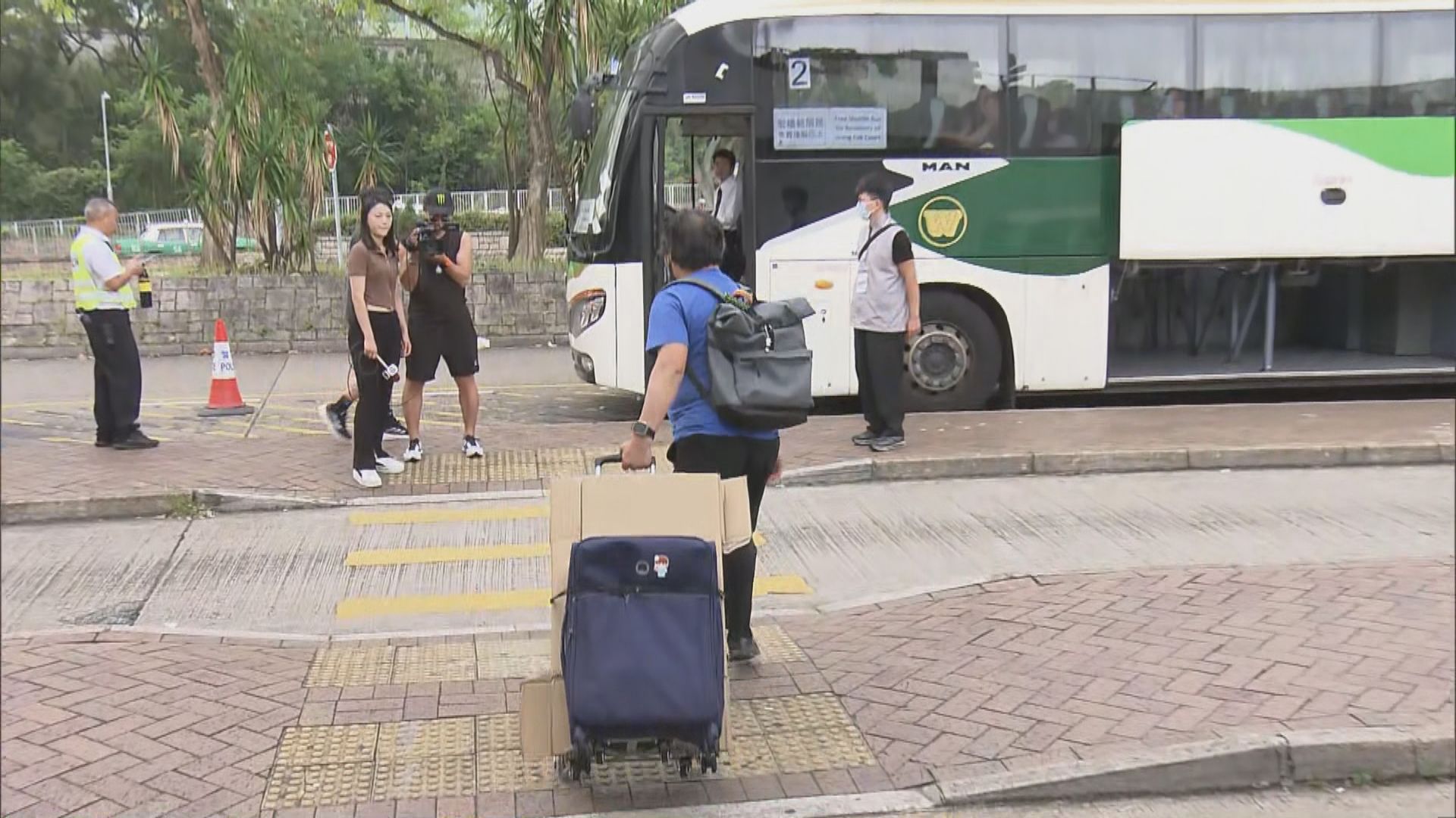 宏福苑執拾｜宏昌閣及宏仁閣居民上樓執拾　死亡個案單位有兩警員及心理學家陪同