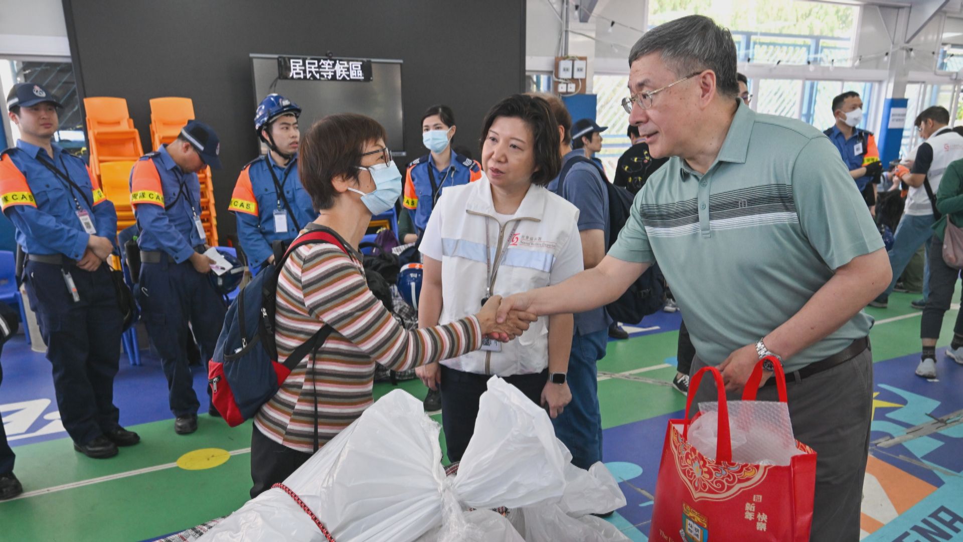 宏福苑執拾｜卓永興視察上樓安排　與宏道閣居民交談
