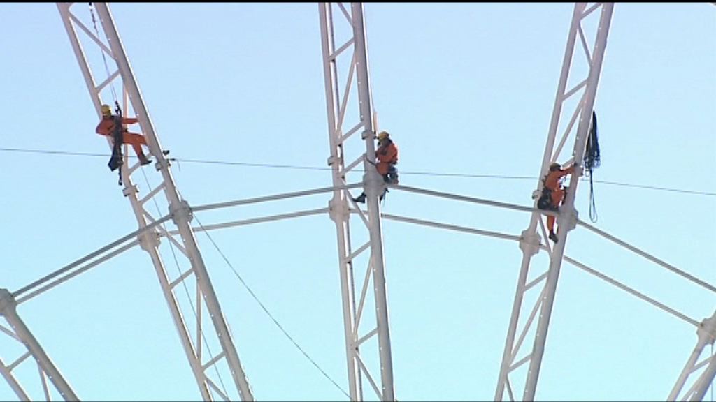 綠色和平示威者爬上中環摩天輪