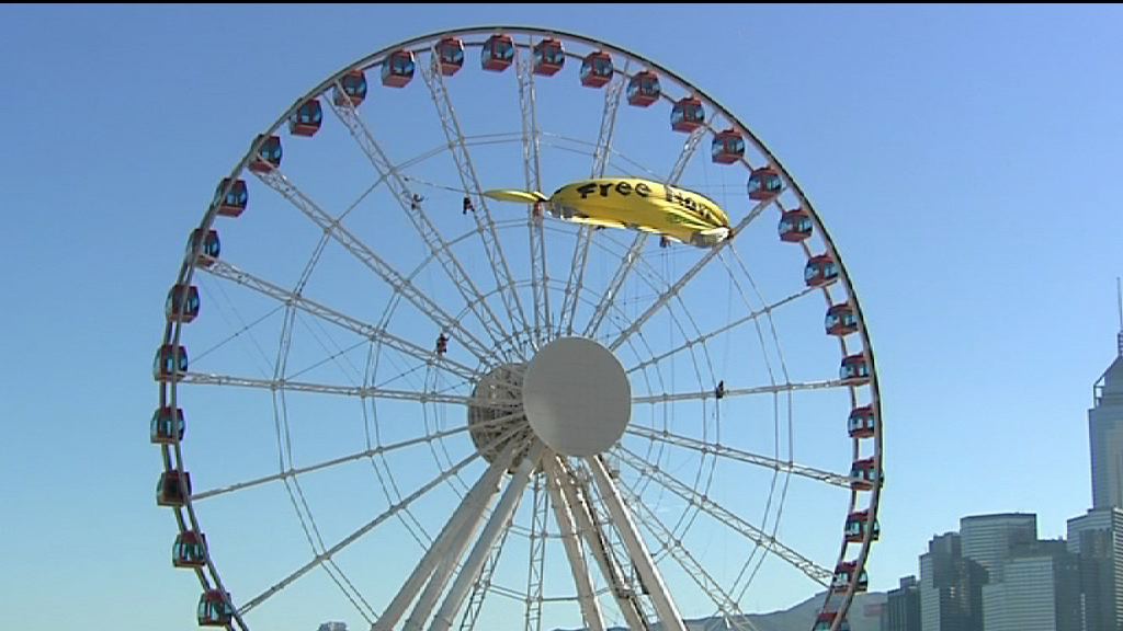 綠色和平示威者爬上中環摩天輪　警拘19人