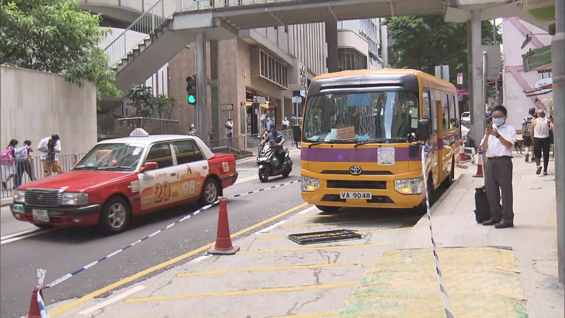 港島半山堅道有玻璃窗從高處墮下擊中校巴　女途人手臂受傷
