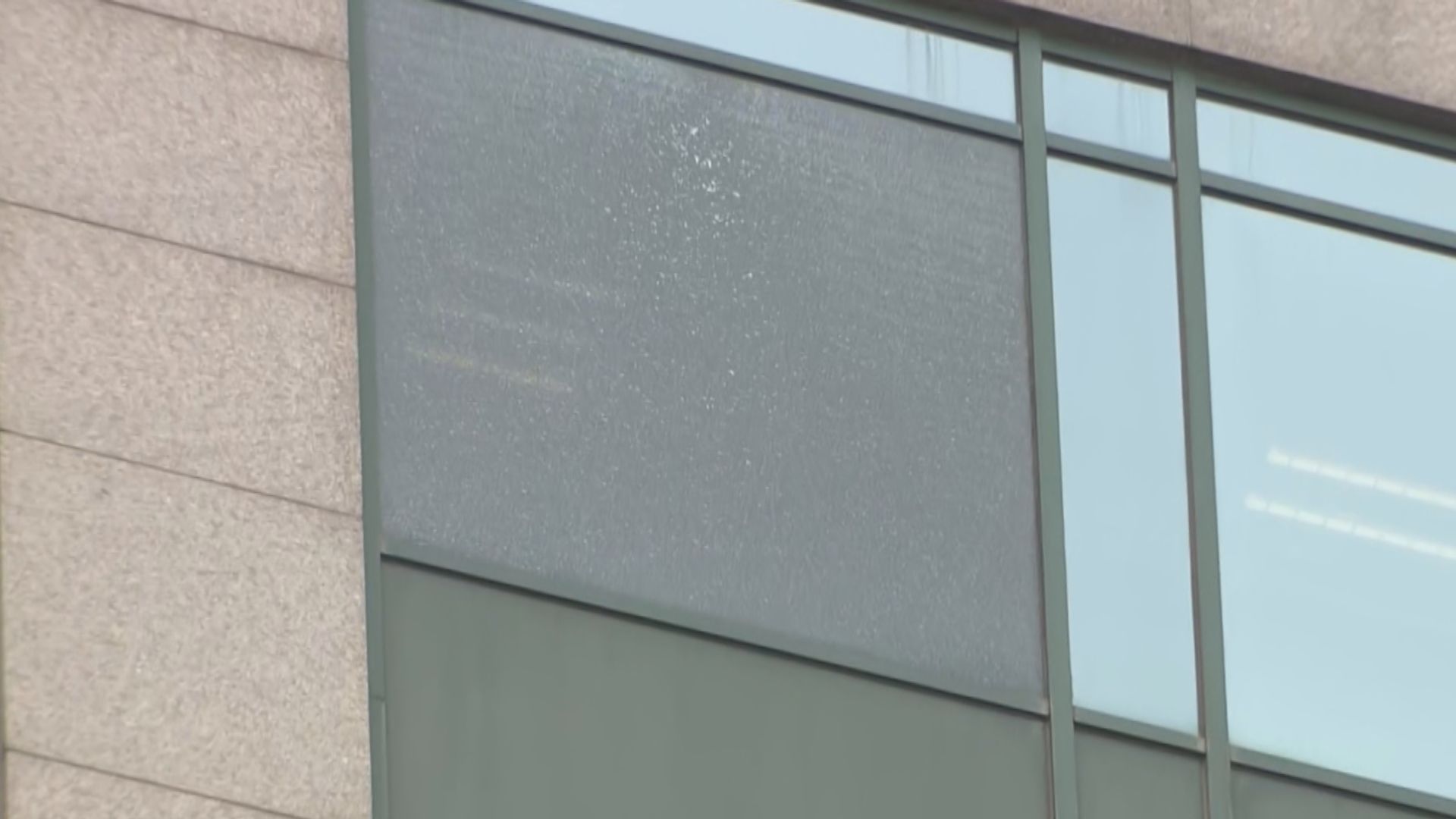 灣仔商廈玻璃幕牆破裂　內告士打道封閉