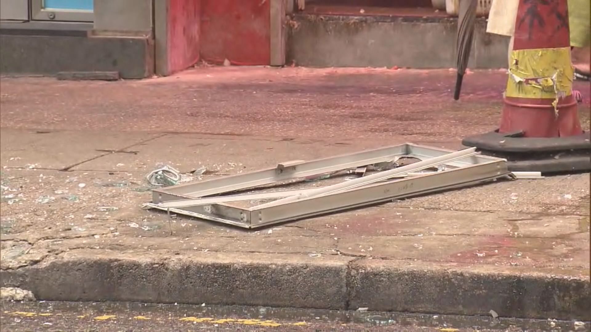 新蒲崗鋁窗墮街無人傷 警帶走一女子助查