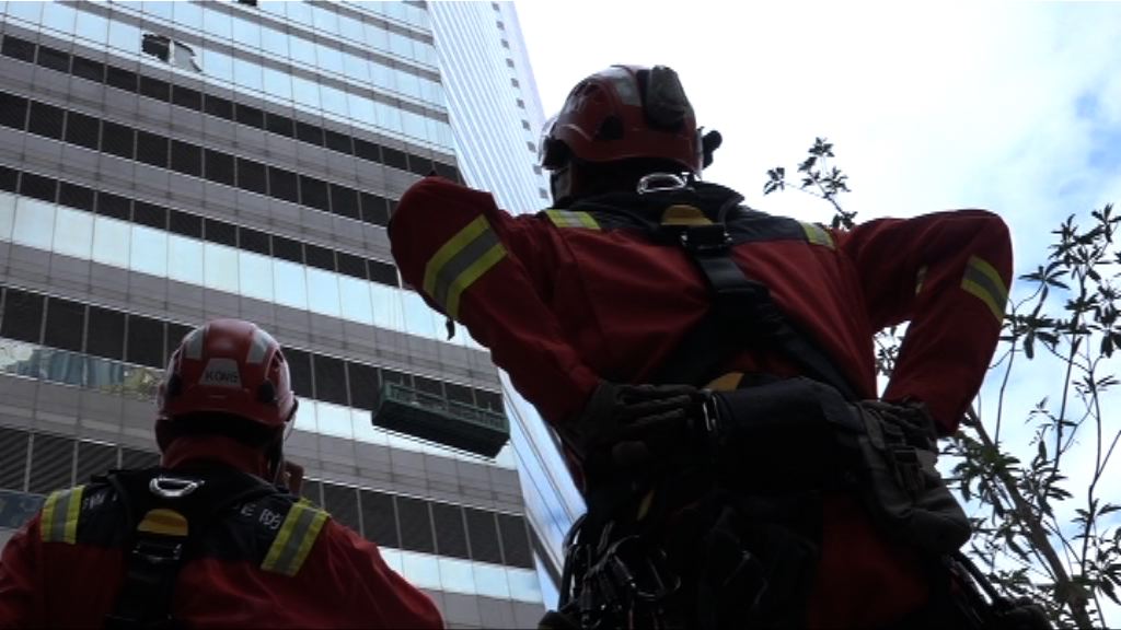 灣仔會展吊船恴外兩工人一度被困