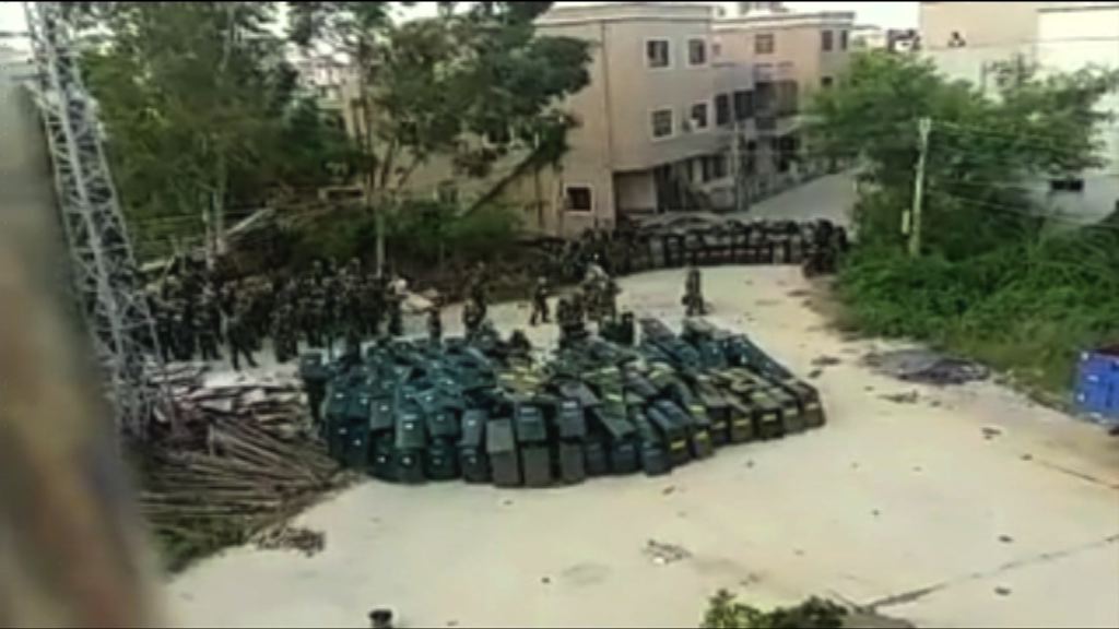 大批公安封鎖烏坎村出入口與村民對峙