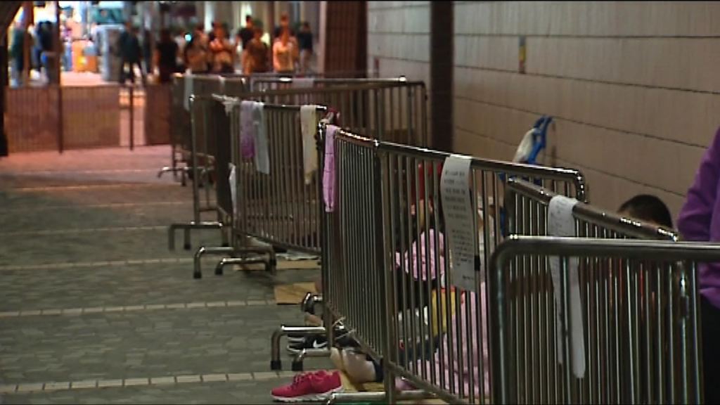 逾百人文化中心外通宵候購黃子華門票