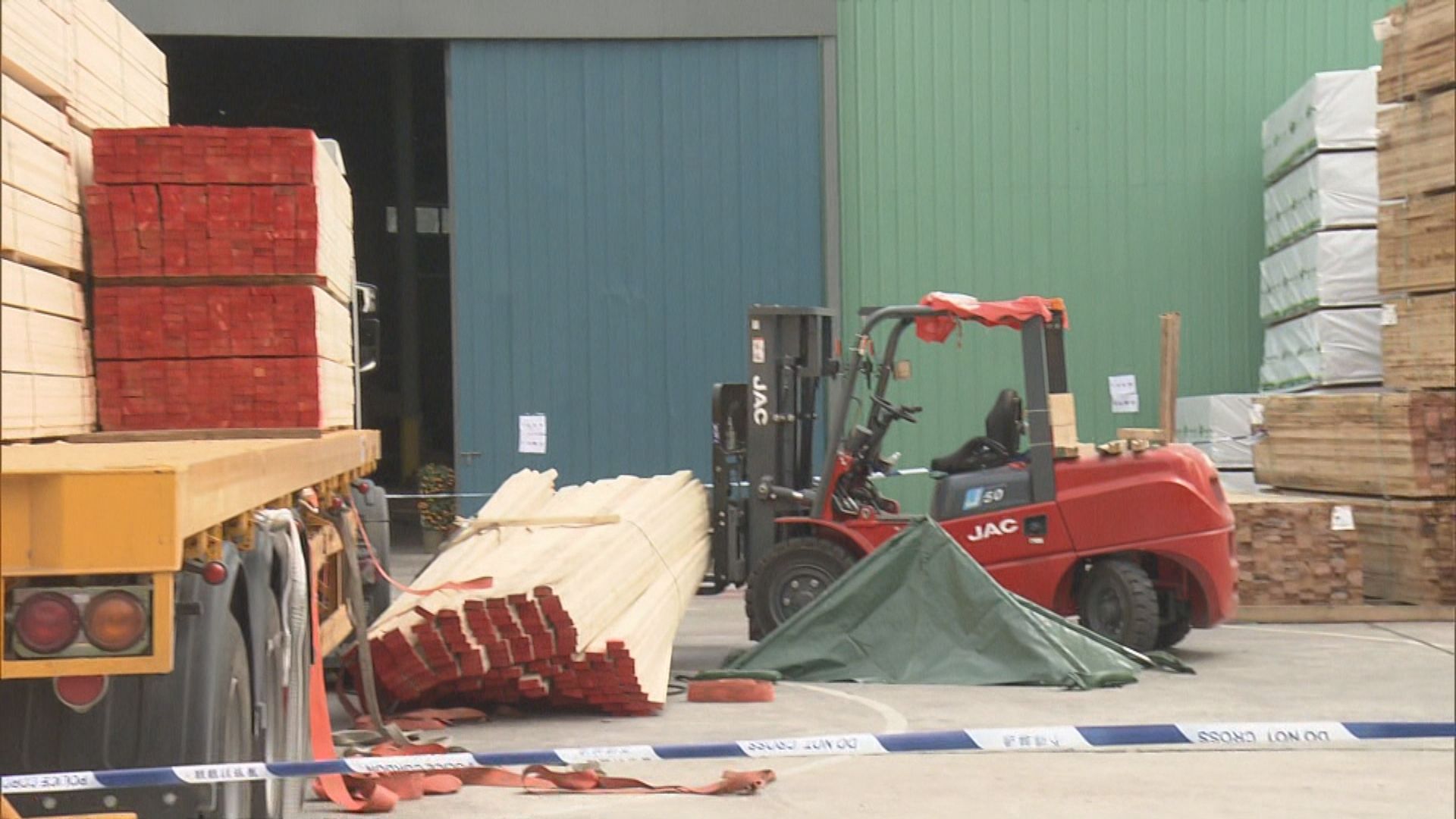 上水木廠男司機 疑遭150條木條擊斃